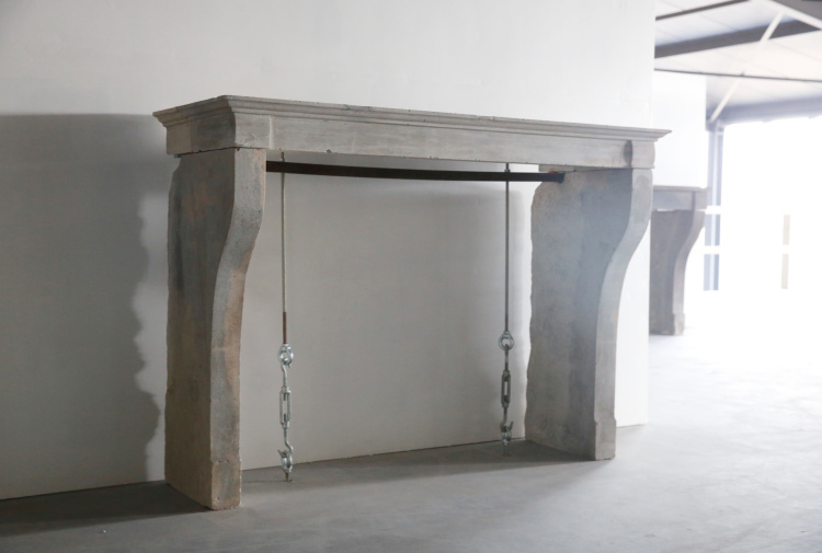 antiker Kalksteinkamin