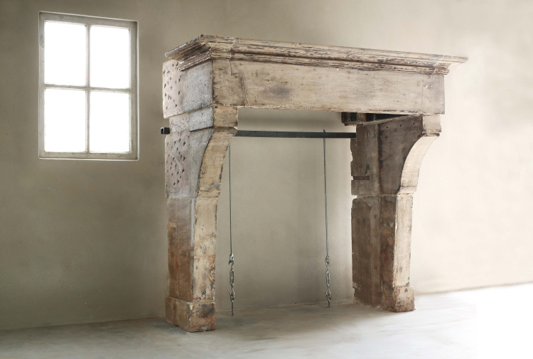 Authentischer antiker Kamin