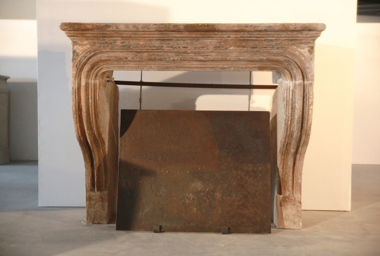 robuster antiker Kamin