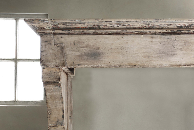 Authentischer antiker Kamin